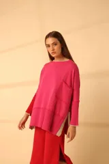 Sweater fucsia de tejido de punto con mangas largas y cuello redondo.