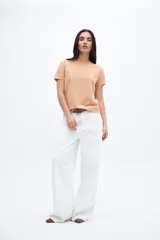 Remera color durazno de algodón lavado con textura extra suave y calce ajustado.