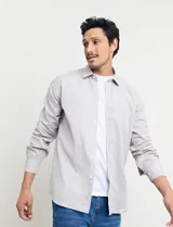 Camisa celeste de manga larga con cuello button-down, confeccionada en tejido rústico de algodón y lino.
