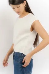 Remera color crudo de lino, sin mangas y con tajo en la espalda.