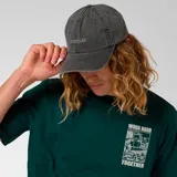 Gorro de béisbol gris con logo de Caterpillar bordado en el frente.