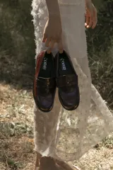 Mocasines de cuero color marrón oscuro con detalle de antifaz y suela de goma.