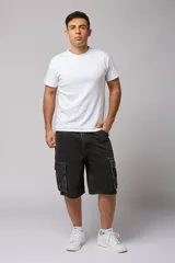 Bermuda de jean negro con corte holgado y múltiples bolsillos tipo cargo.