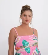 Vestido largo de poliéster con estampado floral multicolor, escote recto, tiras finas, espalda abierta y falda con volantes.