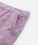 Pantalón mom jeans plus size de sarga color lila, con trabillas en la cintura, bolsillos delanteros y traseros, y cierre con botón y cremallera.