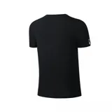 Remera negra de manga corta con cuello redondo y logo de los New York Yankees estampado en el pecho.