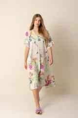 Vestido largo con estampado floral multicolor, de corte amplio y mangas cortas.