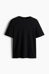 Remera negra de punto texturizado, corte regular, cuello redondo y mangas cortas.