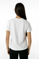 Remera blanca de algodón con estampado frontal con la frase "Ibiza is cheaper than therapy" en color bordó.