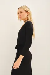 Cardigan crop negro tejido en punto desagujado con lurex, escote V cruzado y ajuste en la cintura.