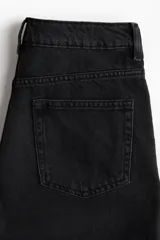 Short de jean negro de tiro alto con cinco bolsillos, confeccionado en denim de algodón rígido.