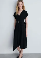 Vestido midi negro con escote en V, mangas cortas, cinturón con hebilla metálica y falda acampanada con corte irregular.
