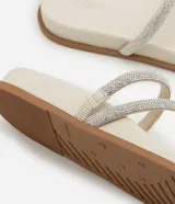 Sandalia plana mule color crema con punta redonda y tiras finas con brillos.