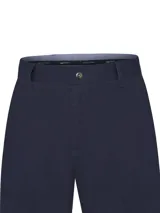 Pantalón de gabardina azul marino con tratamiento antiarrugas, calce modern fit, tiro medio, cierre con broche y botón, dos bolsillos laterales y dos bolsillos traseros.