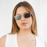 Lentes de sol rectangulares con marco dorado y lentes negros.