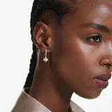 Par de aros asimétricos bañados en rodio con cristales blancos engastados en pavé. Uno es un aro mini con una estrella colgante en 3D y el otro es un aro mini con una esfera colgante.