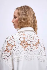 Sobrecamisa blanca con mangas largas de crochet.