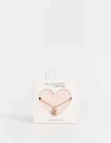 Cadena corta dorada con dije de la letra A cubierto de strass.
