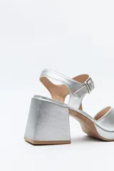 Sandalias negras con plataforma fina y taco ancho forrado. Incorporan pulsera con hebilla metálica y capellada ancha.