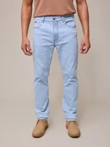 Pantalón de jean celeste elastizado, corte slim fit.