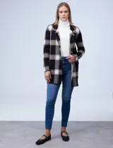 Cardigan tejido de mujer, color negro con diseño de cuadros grandes en blanco y beige/tostado. Presenta cuello con solapa y abertura frontal con botones, y bolsillos aplicados.