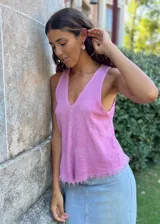 Musculosa color verde agua, con escote en V y terminaciones desflecadas.