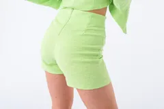 Short verde de algodón con elastano, tiro alto y bolsillos laterales.