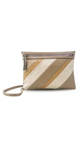 Sobre de mano de símil cuero con diseño de franjas diagonales en negro, blanco y marrón. Cuenta con cierre metálico frontal, bolsillo interior con cierre y otro abierto con división. Incluye correa desmontable para usar como bandolera.