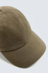 Gorra azul marino de algodón con visera y ajuste trasero.