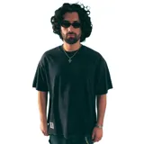 Remera negra de corte holgado con cuello redondo y mangas cortas.