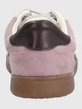 Zapatillas deportivas urbanas de color lila con detalles en blanco y suela marrón.