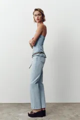 Pantalón de jean celeste de corte recto y largo, con tiro medio y cinco bolsillos.