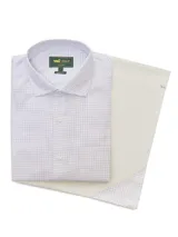 Camisa de manga larga blanca con diseño a cuadros celestes, cuello italiano, calce regular y bolsillo en el pecho con logo RKF.