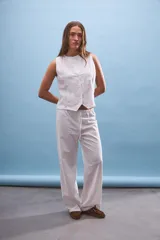 Pantalón blanco de corte amplio con cintura elastizada y cordón ajustable.