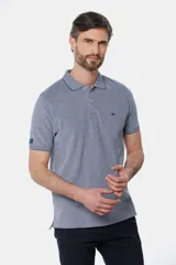 Remera polo lisa en oxford piqué color crema, con cuello en rib y botones personalizados.