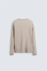 Jersey color beige de punto tejido en hilatura ligera de lino, con cuello redondo, manga larga y acabados en rib.