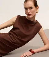 Vestido midi marrón texturizado de algodón, con escote bote y sin mangas, con leve drapeado lateral.