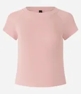 Remera básica de ribana de viscosa, con textura ligera y agradable, cuello redondo y mangas cortas raglán.