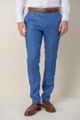 Pantalón de vestir de lino color beige, corte slim fit, con bolsillos laterales y traseros.