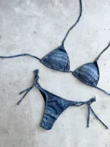 Conjunto de bikini de jean con triángulos movibles de atar al cuello y espalda, y bombacha colaless de atar.