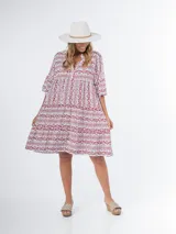 Maxi vestido de tela liviana con cuello mao y volados.