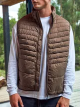 Chaleco acolchado marrón sin mangas con cuello alto y cierre lateral oculto y cremallera frontal. Bolsillos frontales y diseño plegable para fácil almacenamiento.