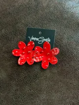 Aros grandes con forma de flor color rojo, pintados a mano y con mostacillas.