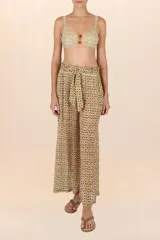 Pantalón de corte recto con pretina elástica y lazo para ajustar. Diseño con estampado abstracto en tonos amarillo, verde y violeta.