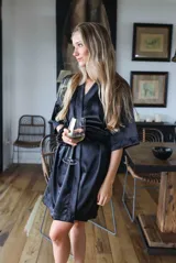 Bata corta color champagne de satén con mangas 3/4 y lazo para atar a la cintura.