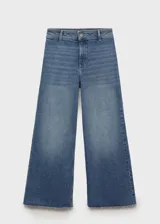Pantalón de jean azul de corte ancho, tiro alto y bajo desflecado.