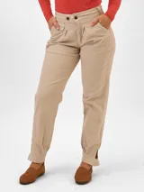 Pantalón color beige de corte recto, con pinzas en la cintura, bolsillos laterales y ruedo con puño y abertura lateral.