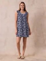 Camisón corto de tejido soft estampado, color rosa con flores. Tiene escote redondo con aplique de puntilla, botones y detalle plisado.