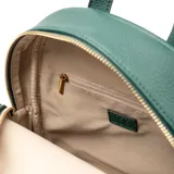 Mochila verde de símil cuero graneado con logo XL Extra Large. Tiene acceso con cierre, un compartimento principal, un bolsillo externo con cierre, un bolsillo interno con cierre y dos bolsillos internos abiertos. La correa es regulable y los herrajes son color bronce. El interior es de tela de algodón y poliéster.