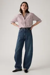 Pantalón de jean azul oscuro, de corte amplio y tiro alto.